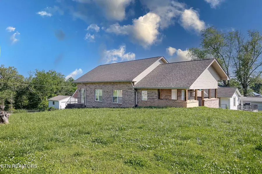 512 W 5th Ave, Lenoir City, TN 37771