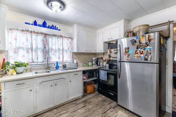 Lenoir City, TN 37771,61112 N B St