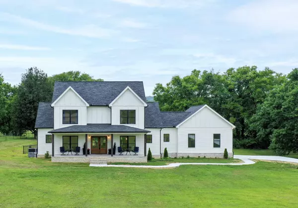 4023 Foxfield Dr, Columbia, TN 38401