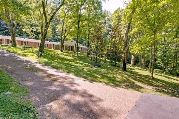 1155 Crater Hill Dr, Nashville, TN 37215