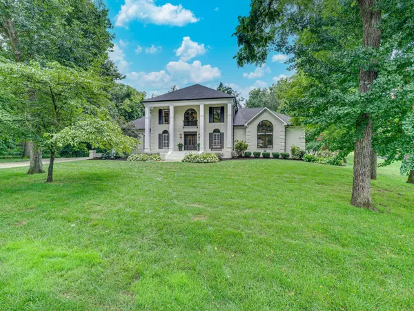 2072 Quail Run Dr, Bowling Green, KY 42104