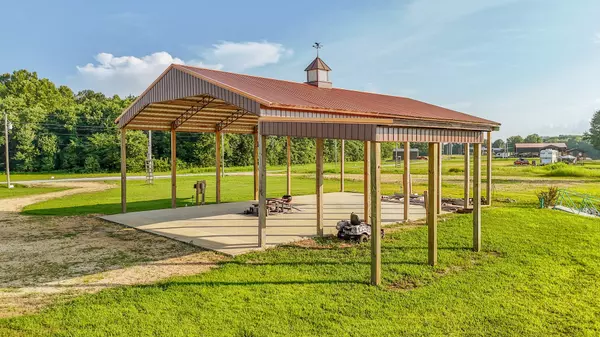 Clifton, TN 38425,753 River Front Dr