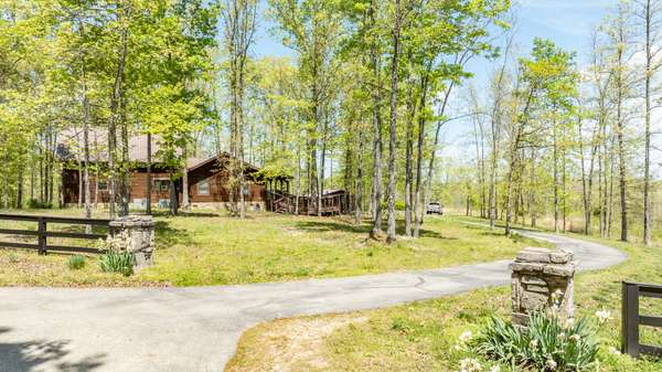 121 Emerald Dr, Hampshire, TN 38461