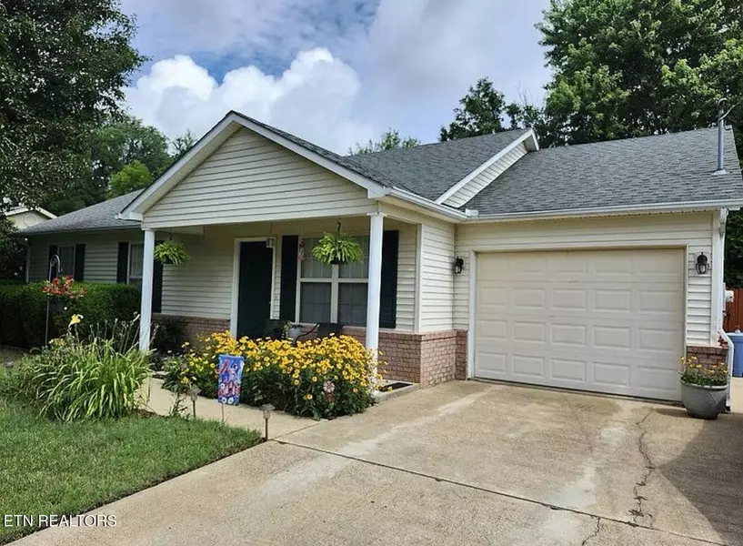 76 Village St, Dyersburg, TN 38024