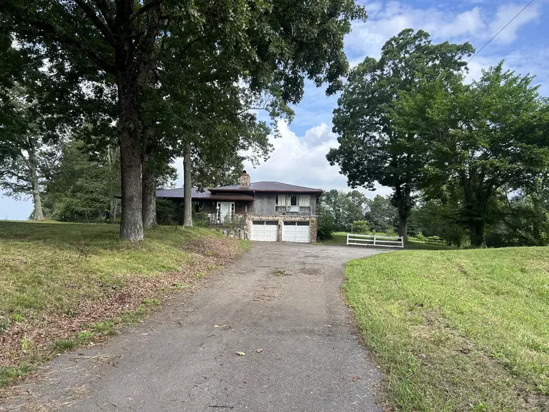 612 Old Florence Pulaski Rd, Leoma, TN 38468
