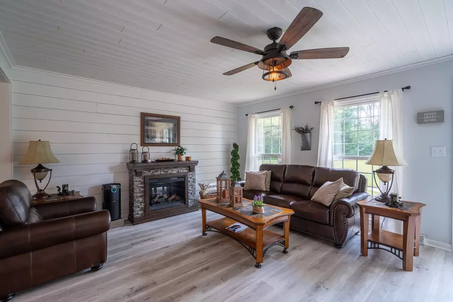 12 Horseshoe Bend Road, Leoma, TN 38468