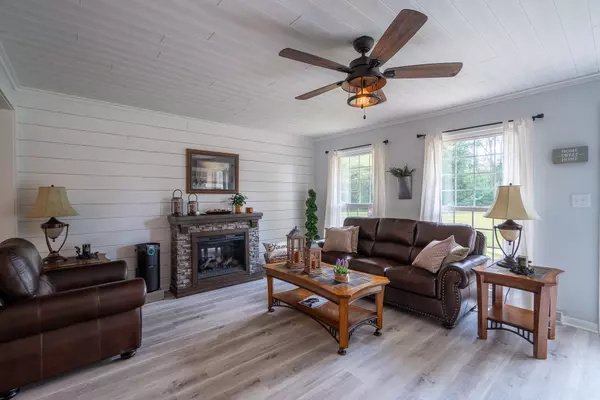 12 Horseshoe Bend Road, Leoma, TN 38468