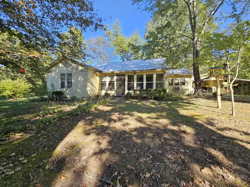 702 E White Oak St, Decaturville, TN 38329