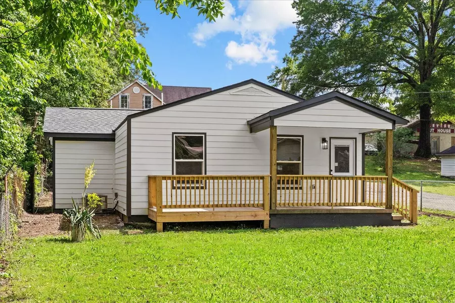 1366 Lakeview Drive, Rossville, GA 30741