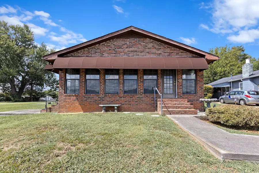 924 E Madison Avenue, Athens, TN 37303
