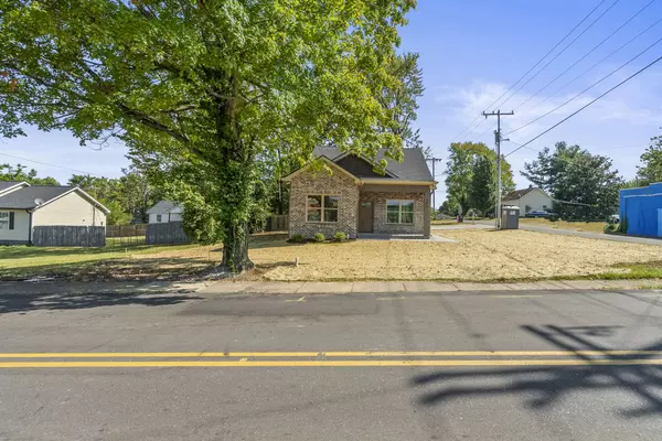 Greenbrier, TN 37073,596 E College St #E