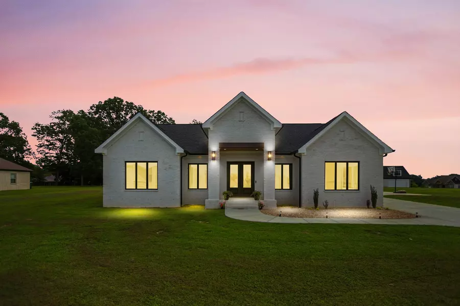 1 Ivy Dr, Fayetteville, TN 37334