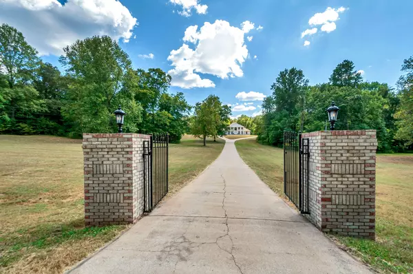 1400 Slaydenwood Rd, Slayden, TN 37165