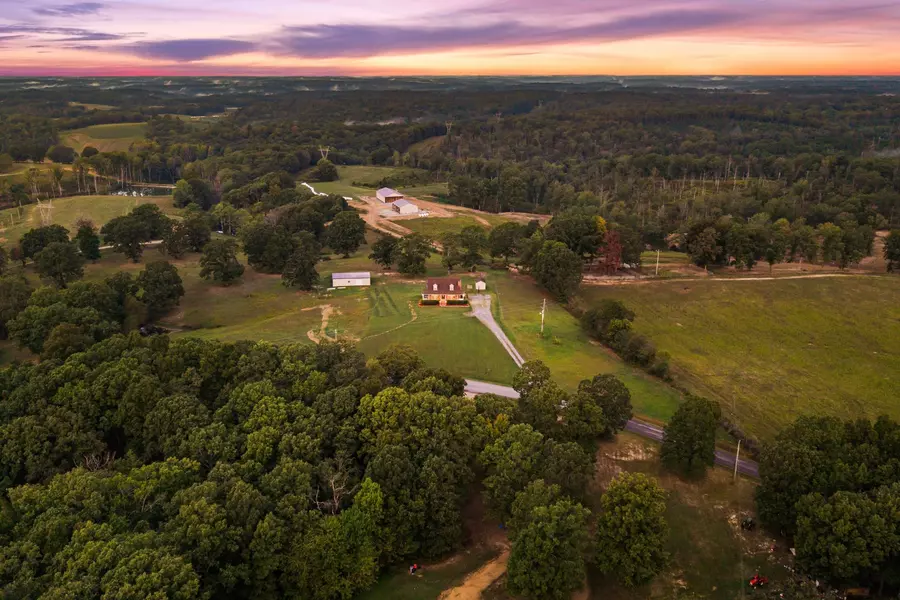 8590 Poplar Grove Rd, Mc Ewen, TN 37101