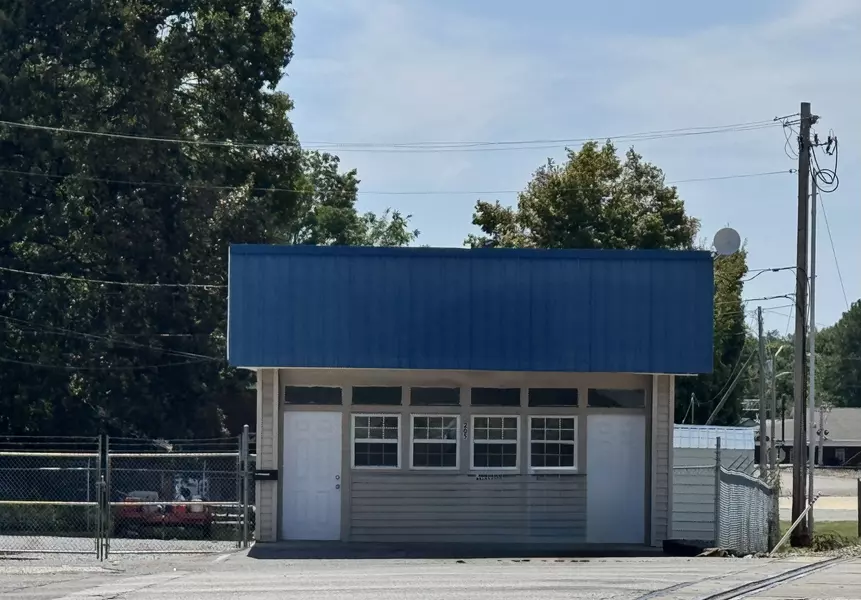 205 E Gaines St, Lawrenceburg, TN 38464