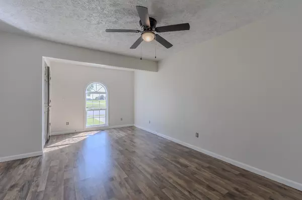 Halls, TN 38040,522 E Main St