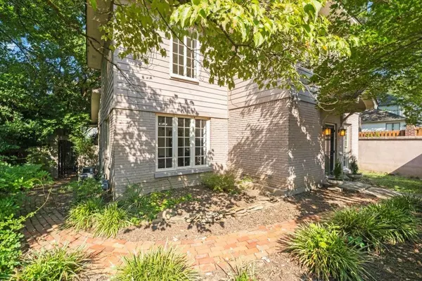 Memphis, TN 38104,105 N COX ST