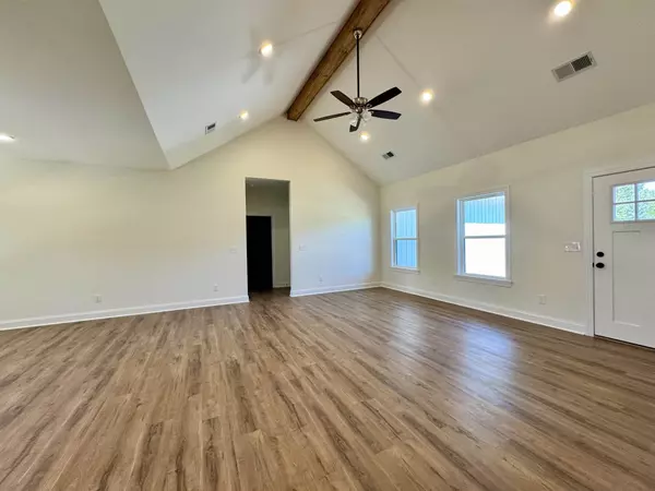 Savannah, TN 38372,350 CHARIOT LN