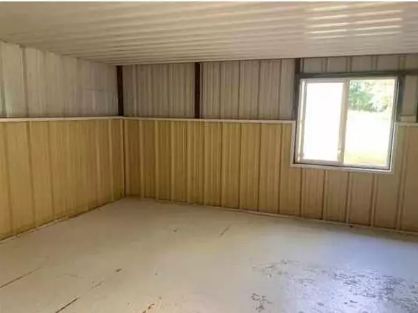 Adamsville, TN 38310,835 TOWBOAT LN