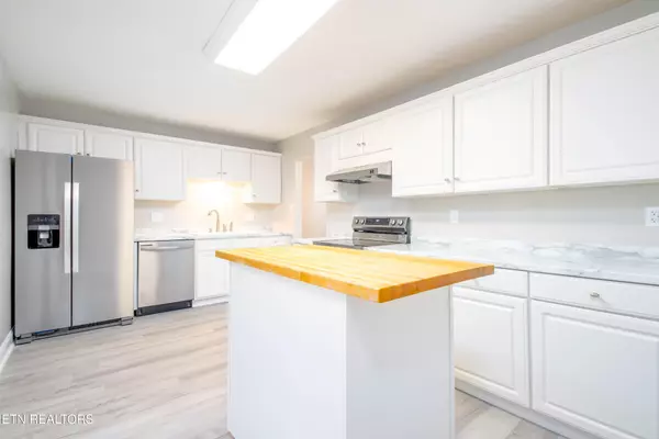 Knoxville, TN 37921,6420 NW Cadbury Drive