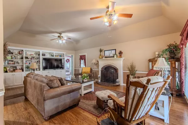 Savannah, TN 38372,120 DAWN LN