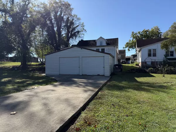 Camden, TN 38320,122 W Lake St
