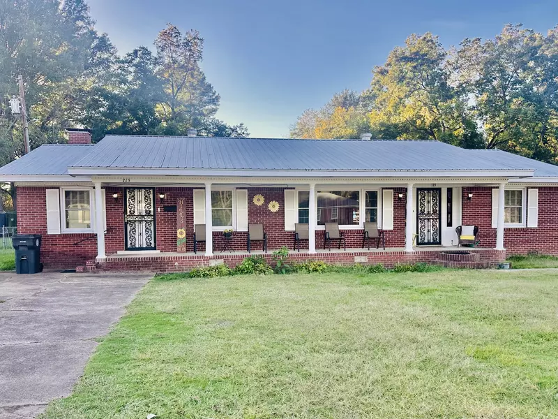 715 N Jones St, Bolivar, TN 38008