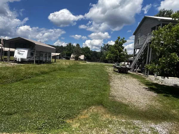 Savannah, TN 38372,118 BF TERRY LN