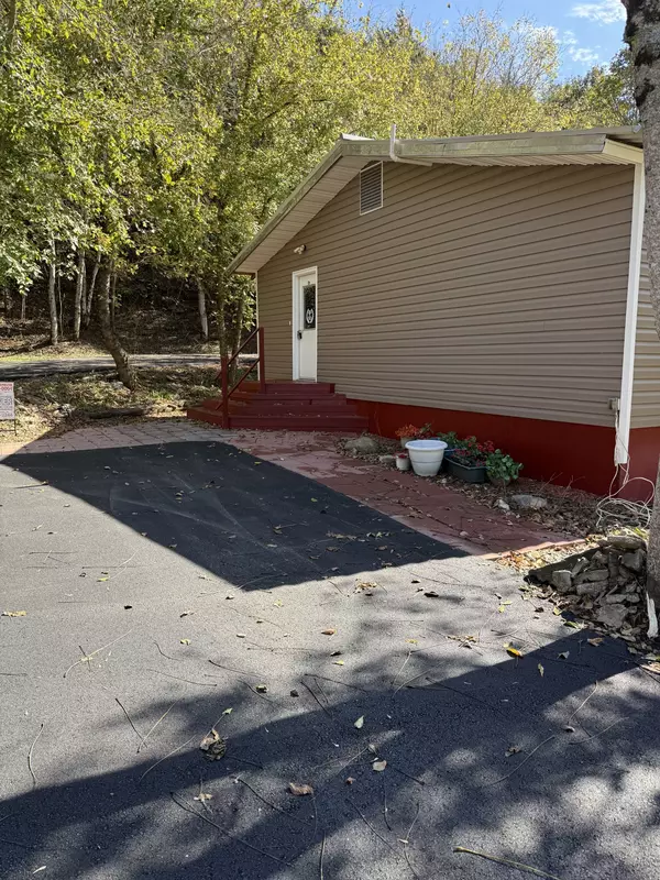 Pleasant Shade, TN 37145,4 Nascar Ln