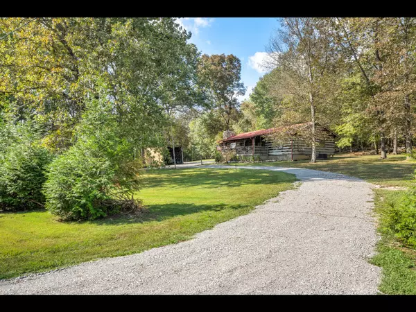 Columbia, TN 38401,1090 Derryberry Cemetery Rd