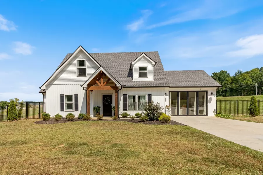 1020 Loggins Rd, Charlotte, TN 37036