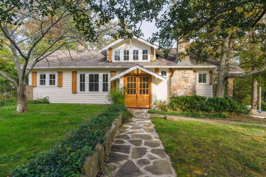 117 S Bragg Avenue, Lookout Mountain, TN 37350