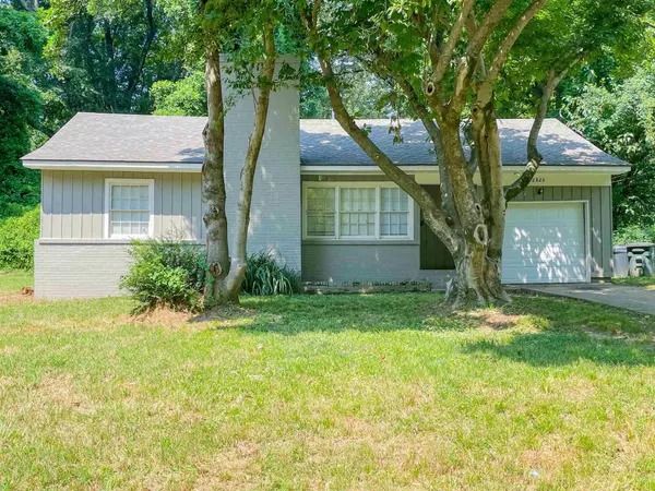 2823 W LAKELAND DR, Memphis, TN 38127