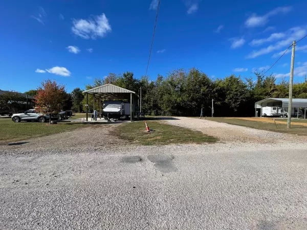 Crump, TN 38327,3045 CATFISH LN