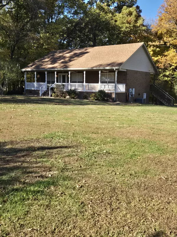 301 Martin Ln, Cottontown, TN 37048