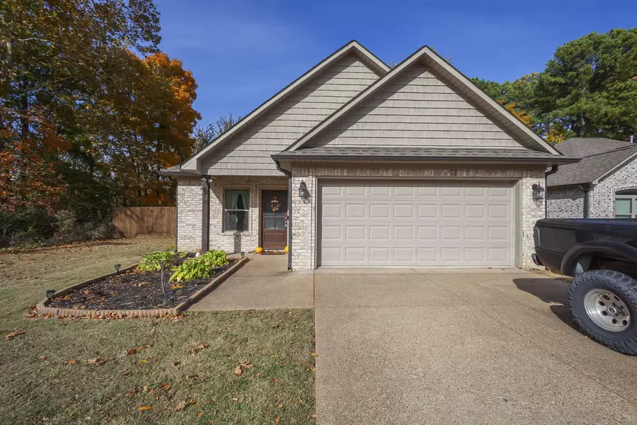 137 Executive Dr, Jackson, TN 38305