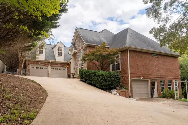 Chattanooga, TN 37421,3114 Forest Shadows Drive