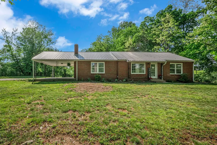 1025 Greenwood Rd, Charlotte, TN 37036