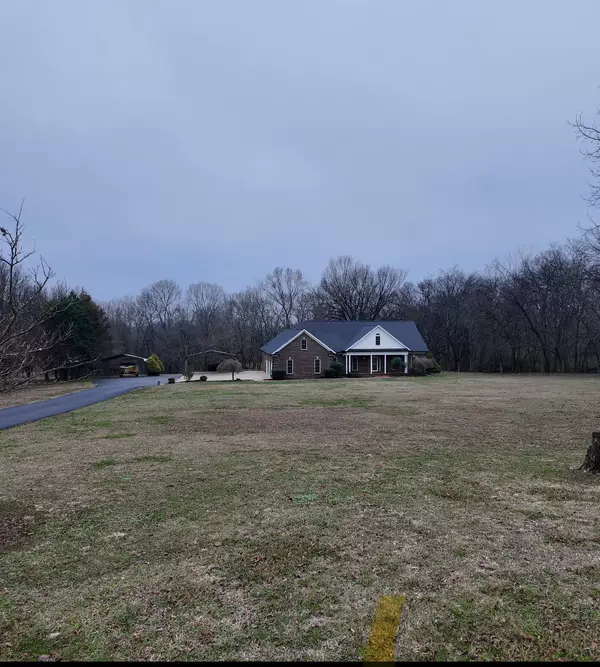 1366 Iron Bridge Rd, Columbia, TN 38401