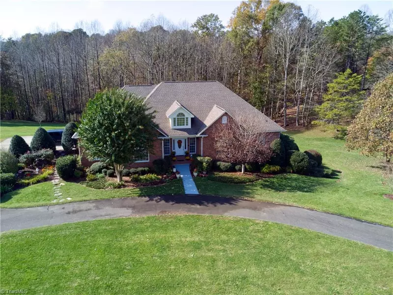 200 Toms Creek Bluff LN, Pilot Mountain, NC 27041