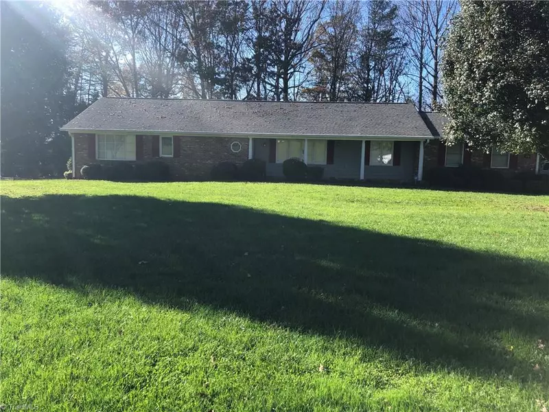 190 Friendly LN, Pilot Mountain, NC 27041