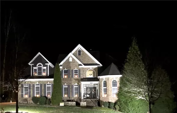 8609 Yvonne CT, Oak Ridge, NC 27310
