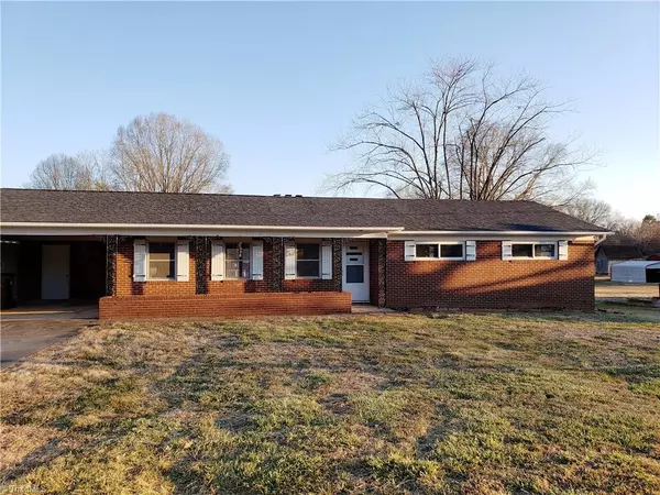 408 N Lee AVE, Yadkinville, NC 27055