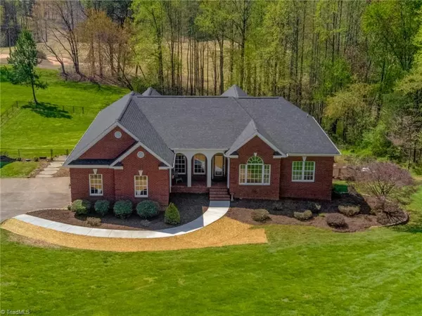 1049 Fairway DR, Yadkinville, NC 27055