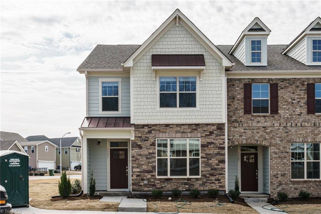 5821 Crestlawn TRL, Pfafftown, NC 27040