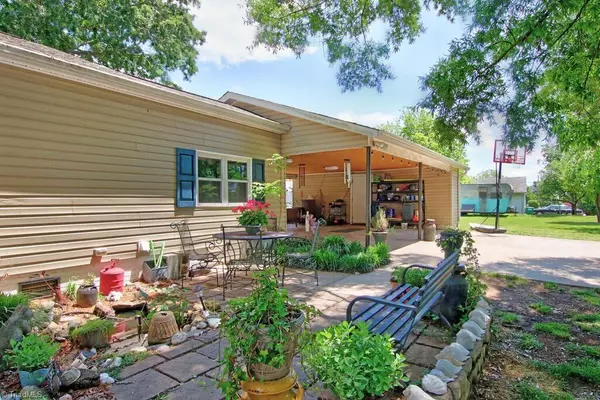 Landis, NC 28088,208 W Round ST