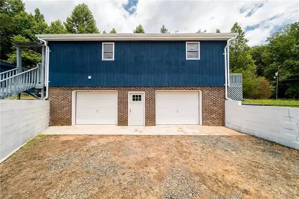 Yadkinville, NC 27055,3245 Greenbriar DR