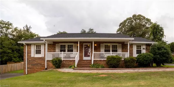 4381 Continental DR, Pfafftown, NC 27040