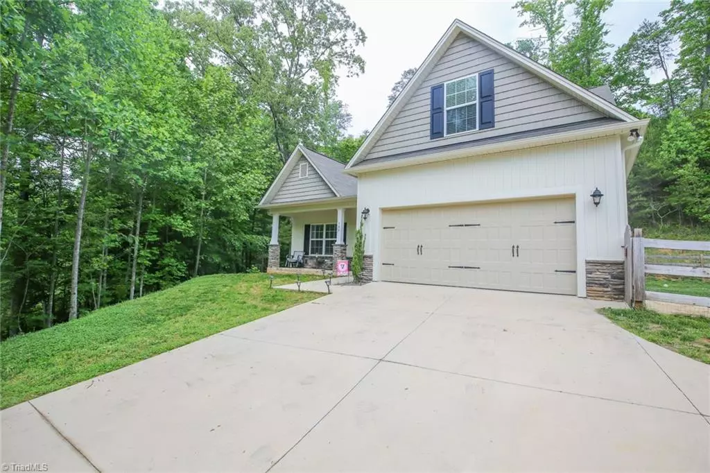 King, NC 27021,104 Oakmont CT