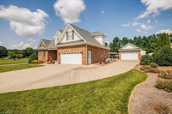 111 Carries Cove LN, Lexington, NC 27295